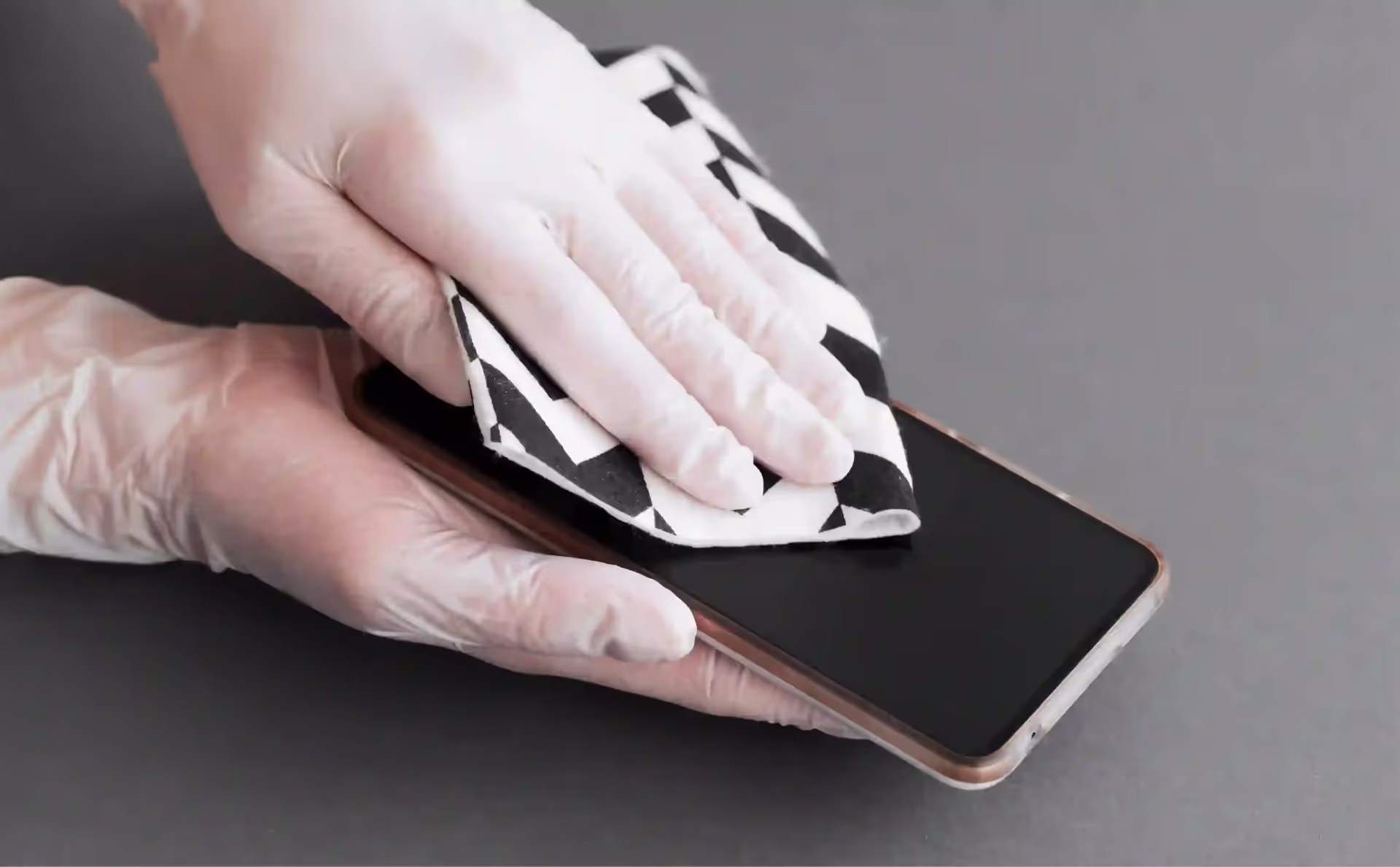 Matte vs Glossy: Which Screen Finish for Phone Is Better for Outdoor Use?